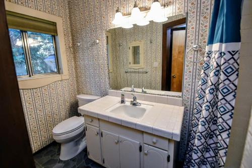 a bathroom with a sink and a toilet and a mirror at Casa Cazadores in Arnold