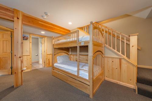 1 dormitorio con 2 literas en una casa en Big Timber Lodge, en Arnold