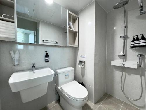 e bagno con servizi igienici, lavandino e doccia. di Eunhasu D&M Residence Cheongcho 3 a Daejeon