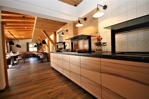 a kitchen with wooden cabinets and a counter top at Hunderesort Waldeck - 4 Sterne Urlaub mit Hund in Philippsreut