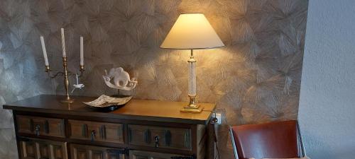 une table avec une lampe au-dessus dans l'établissement La goélette, à Saint-Cyprien