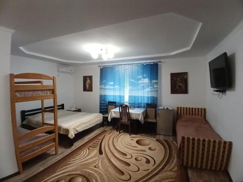een slaapkamer met een stapelbed en een bureau bij Parusa Maklaia in Baturyn