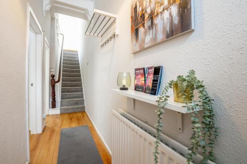 un pasillo con una pared blanca y una escalera en Loving Victorian Home For Your Belfast Escape!, en Belfast