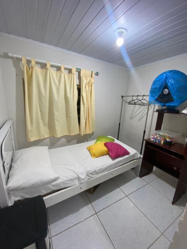 a small room with a bed and a window at Flat imobiliado feitosa in Maceió