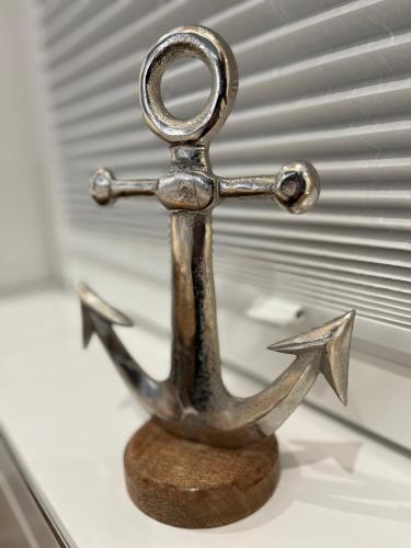 a metal statue of an anchor on a table at Muggelhuus das Ferienhaus im Alten Land / Pflaumenbaum in Twielenfleth