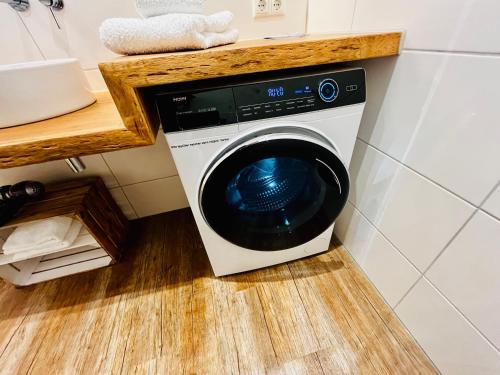 a washing machine sitting on the floor in a bathroom at Muggelhuus das Ferienhaus im Alten Land / Pflaumenbaum in Twielenfleth