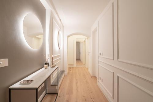 a hallway with a counter and a mirror on the wall at Maison Ginori Guelfa in Florence