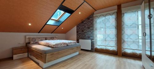 um quarto com uma cama e uma grande janela em Apartement Johannes em Mellau