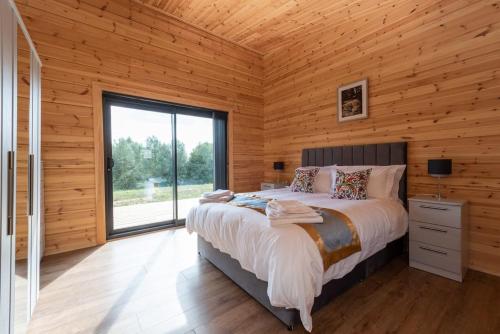 Ένα ή περισσότερα κρεβάτια σε δωμάτιο στο Meadow Valley Lodge 3 - Hot Tub