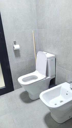 łazienka z toaletą i umywalką w obiekcie Casa de Verano w mieście Mina Clavero