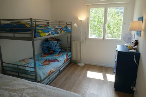 een slaapkamer met 2 stapelbedden en een raam bij Disneyland Paris, appartement 70m², parking privé in Serris