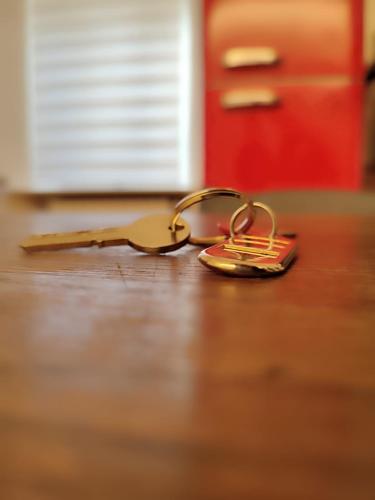 a pair of scissors sitting on top of a wooden floor at Casa Tre Gradini in Perugia