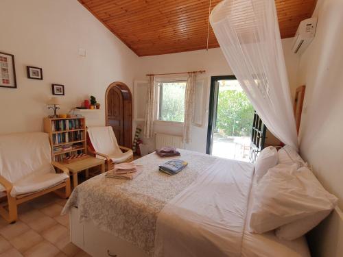 1 dormitorio con cama y ventana en Villa Stephanie en Paleokastritsa