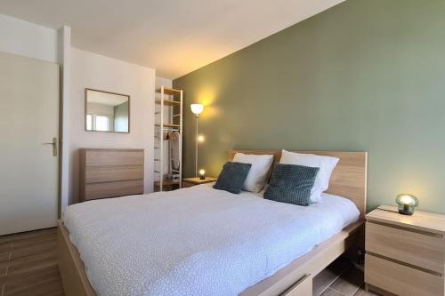- une chambre avec un grand lit et 2 oreillers bleus dans l'établissement Appt 80m², 13 P, Disneyland, Fibre, 2 parkings, à Chessy