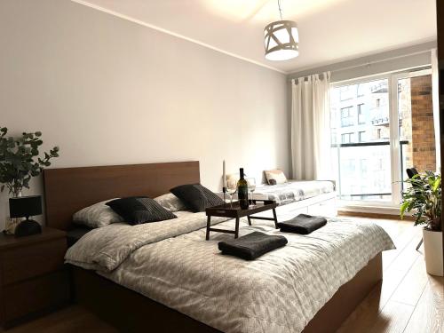 una camera da letto con un grande letto con un tavolo sopra di DMOWSKIEGO 19C- Self Check-In 20h ~ LIFT a Breslavia