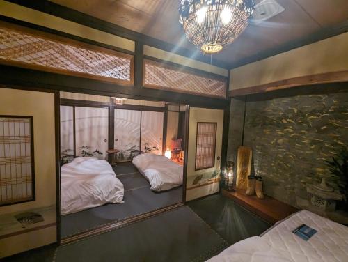 เตียงในห้องที่ 源泉かけ流し温泉＆プライベートサウナ付き一棟貸しVilla SOUQ Echigo-yuzawa Hanare
