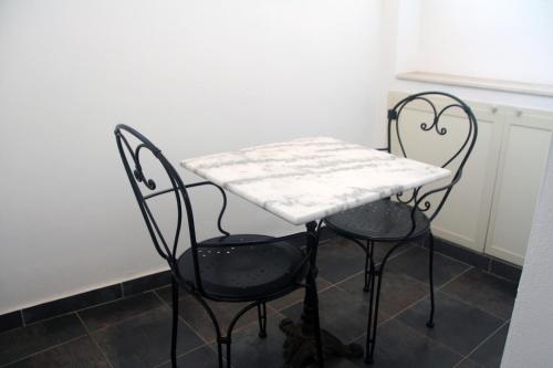 a table and two chairs in a room at La Peonia Charming Accommodation in Cagliari