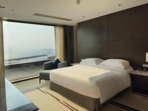 Cama o camas de una habitación en InterContinental Qingdao by IHG l Inside the Olympic Sailing Center l May Fourth Square