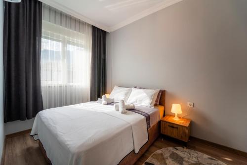 1 dormitorio con cama blanca y ventana en Göynük Panorama Luxury Otel en Kemer