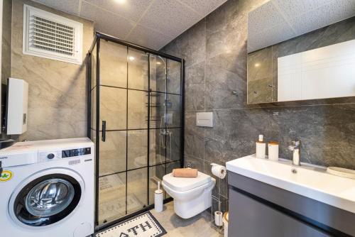 ein Badezimmer mit einer Waschmaschine und einem WC in der Unterkunft Göynük Panorama Luxury Otel in Kemer