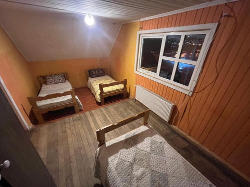 mały pokój z łóżkiem i oknem w obiekcie Refugio 644 w mieście Porvenir