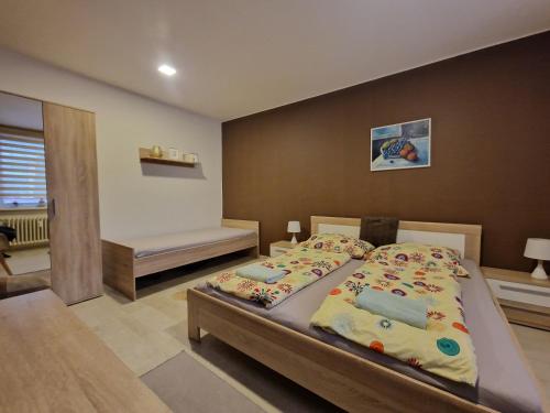una camera da letto con un grande letto con cuscini sopra di Apartman Valentina a Zlín