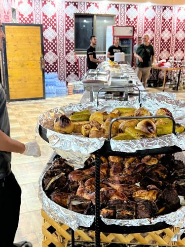 un buffet de diferentes tipos de comida en una mesa en Rum Moon Luxury Camp, en Wadi Rum