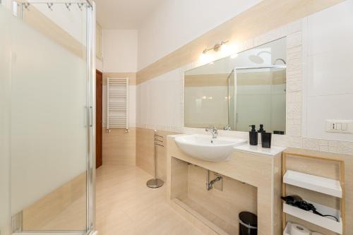 a bathroom with a sink and a mirror at Magenta Tiburtino in Rome