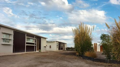 un parking vide devant un immeuble dans l'établissement Cabañas Ecodesert, à La Tirana