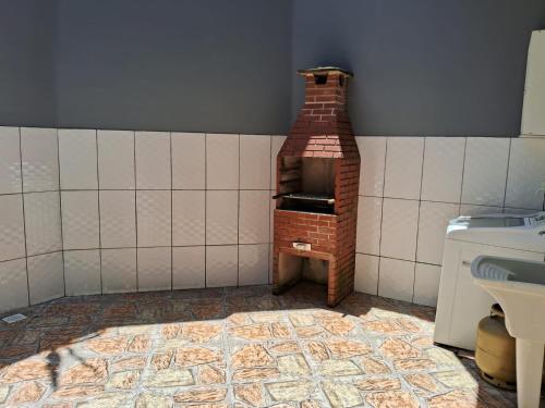 um forno de tijolo no canto de uma cozinha em Casa Familiar em Paraty