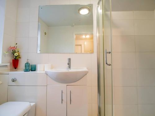 a white bathroom with a sink and a mirror at Pass the Keys Cosy Flat in Newcastle Upon Tyne in Elswick