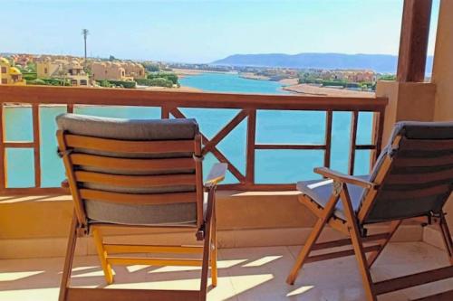 En balkon eller terrasse på Artsy 1 BR Apt/ Free Pool & Lagoon Access @ElGouna