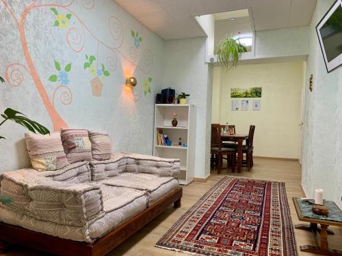 ein Wohnzimmer mit einem Sofa und einem Tisch in der Unterkunft Zentral mit Entspannung pur in Mörfelden-Walldorf