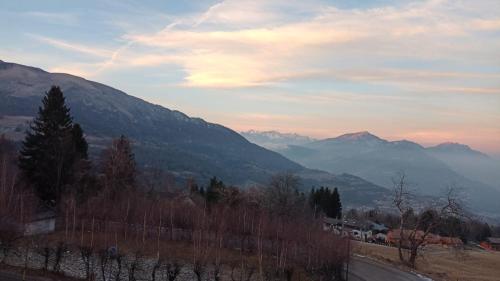 Elle offre une vue sur une vallée avec des montagnes et une route. dans l'établissement Appartamento Milollo Polsa, à Brentonico