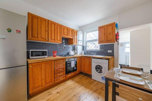 A kitchen or kitchenette at Pass the Keys - Spacious House with a Garden in Stratford, London