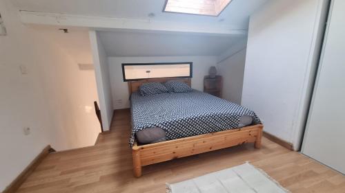 a bedroom with a bed in a attic at Joli T2 proche mer et commodités in La Seyne-sur-Mer