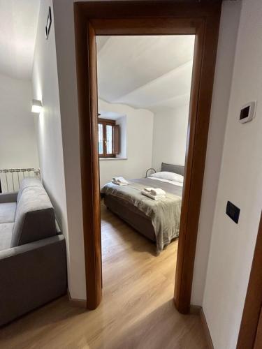 een slaapkamer met een bed en een spiegel bij Pietrasuite Santa Brigida in Roccaraso