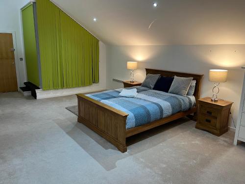 een slaapkamer met een groot bed en een groen raam bij Ensuite Room w/ private entrance in Royal Victoria Excel O2 Arena London in Londen
