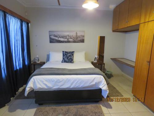 um quarto com uma cama grande num quarto em Be My Guest em Swakopmund