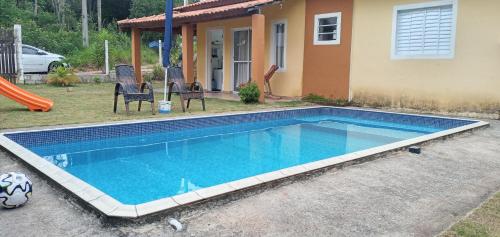 una piscina frente a una casa en Espaço Life ibiuna, en Ibiúna