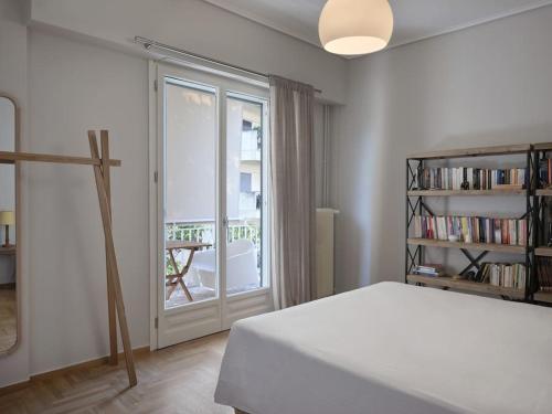 - une chambre avec un lit et une étagère dans l'établissement Elegant Boutique Apt in Kifissia, à Athènes