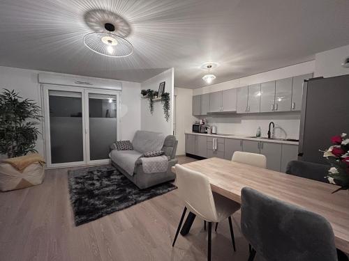 a kitchen and living room with a table and a couch at Appartement Saint-Denis in Saint-Denis