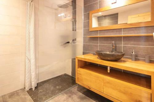 a bathroom with a sink and a shower at Chalet Chez Maxime Hameau l’Archaz Valloire in Valloire