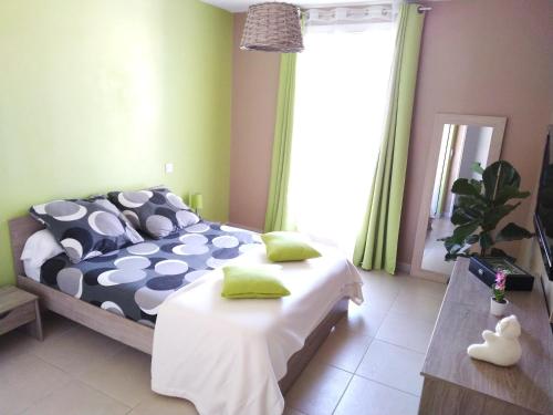 une chambre avec un lit et une fenêtre dans l'établissement Beau T3 + clim + parking Saint Cyr sur mer, à Saint-Cyr-sur-Mer