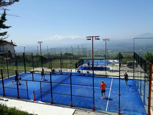 un gruppo di persone che giocano a tennis su un campo da tennis di Agriturismo Alta Collina a Benevento