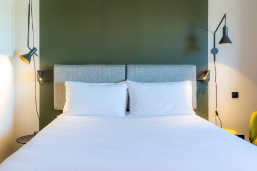 Postel nebo postele na pokoji v ubytování ibis Saint Paul Trois Chateaux