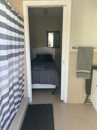 een kleine slaapkamer met een bed en een spiegel bij bedroom private in Miami