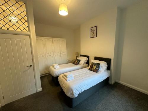 um quarto com duas camas e uma janela em The Westlands Apartment High Barnes Sunderland em Pallion