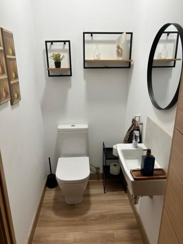 un baño con inodoro y lavabo en Casa Fitero, en Fitero