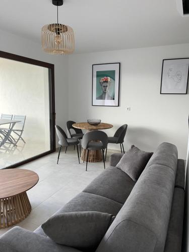 un salon avec un canapé et une table dans l'établissement Loc a Machja Fiurita 1 ET 2, à Pietrosella